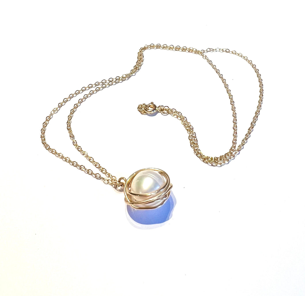 Pearl and gold necklace, Pearl Pendant, Girlfriend Gift, Handmade Jewelry, Unique Gift, Wedding Jewelry, Bridal Necklace, Pearl Jewelry