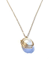 Load image into Gallery viewer, Pearl and gold necklace, Pearl Pendant, Girlfriend Gift, Handmade Jewelry, Unique Gift, Wedding Jewelry, Bridal Necklace, Pearl Jewelry

